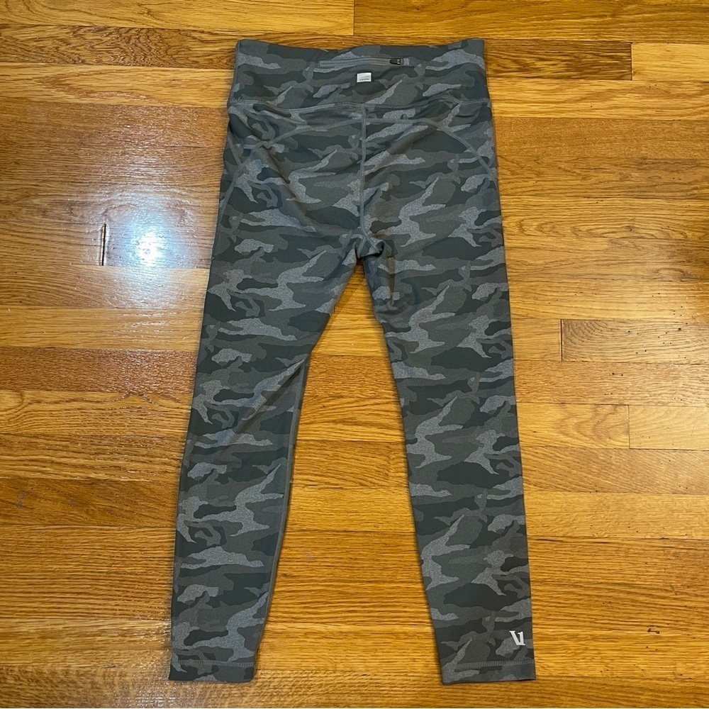 Vuori Caspian Performance 7/8 Leggings Gray Camo - Size Medium - Picture 5 of 8